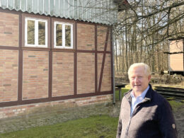 Stadtheimatpfleger Thorsten Wendt am Bahnhof Schapen.