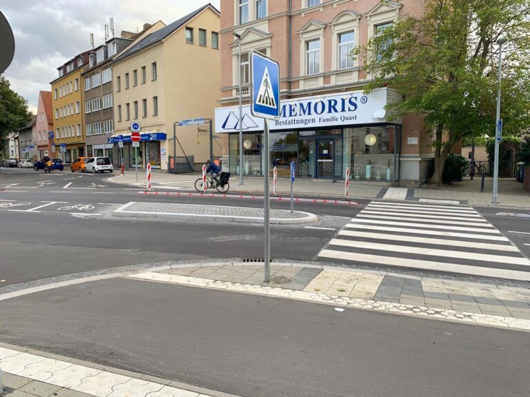 Radfahrer bevorzugt? Der Zebrastreifen endet vor dem Radweg. Da ist Gefahr im Verzug. Foto: BiF